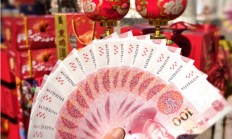 迎新年、取新钱，居民排队换钞，银行针对外出返乡务工人员提供精准营销｜新春走基层