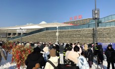 “顶流”哈尔滨冰雪大世界开园，游客寒冬清晨排队，“臻享票”被黄牛炒到万元