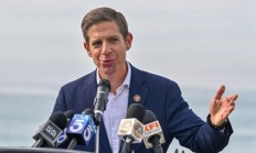 抛弃拜登的民主党人又多一位 众议员在视频会上当面要总统退选