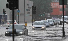 英国遭遇极端天气 洪水造成交通中断