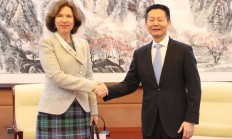 中国证监会主席吴清会见英国驻华大使吴若兰(图)