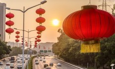 新规明天起实施：2025年法定节假日增加2天 优化调休